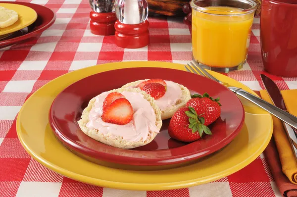 English muffin with strawberries — Stock Photo, Image