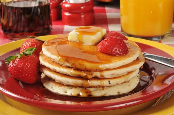 Pannkakor med sirap — Stockfoto