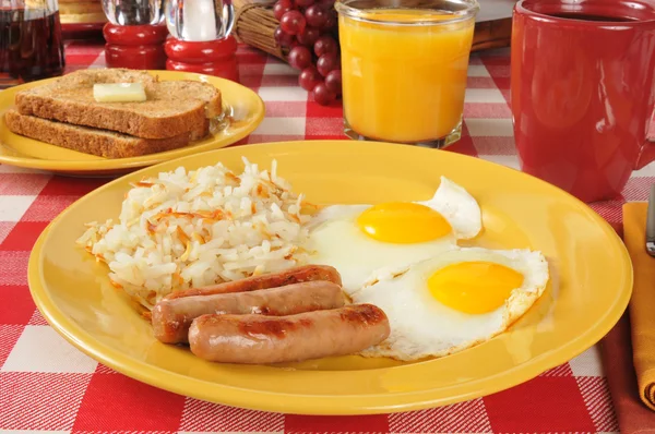 Колбаса и яйца — стоковое фото