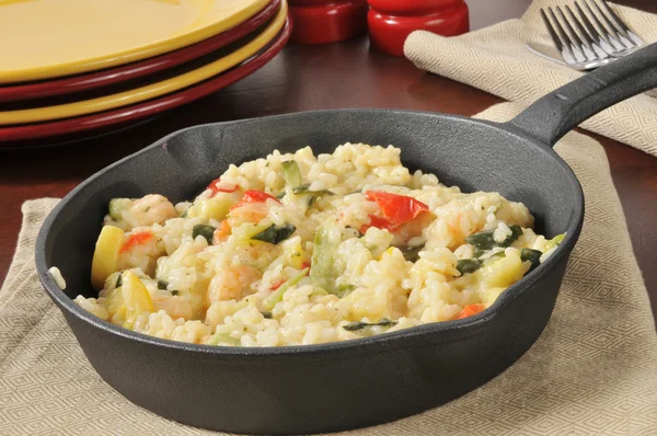 Knoflook garnalen risotto in een koekepan gietijzer — Stockfoto