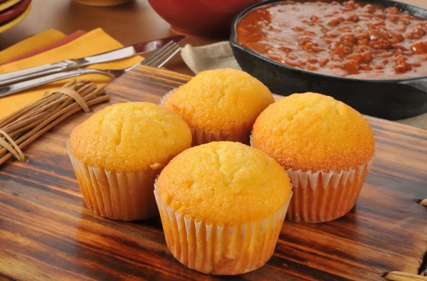 Cornbread muffins and chili — Stock Photo, Image