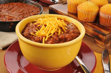 Chili con carne Mısır ekmeği kek ile