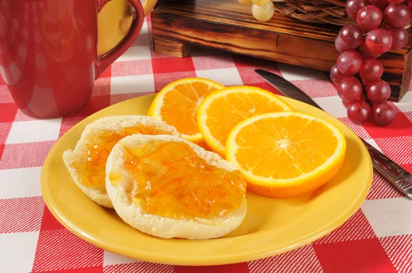 オレンジ マーマレードと英語マフィン — ストック写真