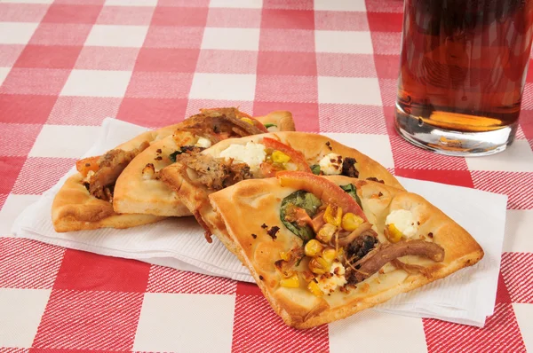 Flatbread appetizers on a picnic table — Stock Photo, Image