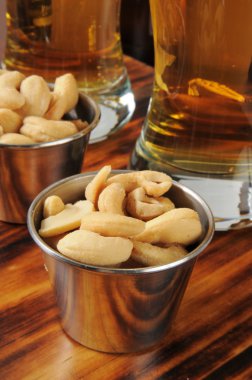 kavrulmuş kaju fıstığı ve bira