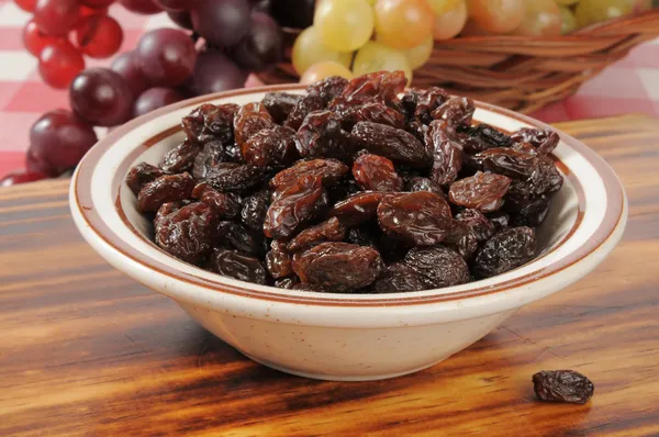 Bowl of raisins — Stock Photo, Image