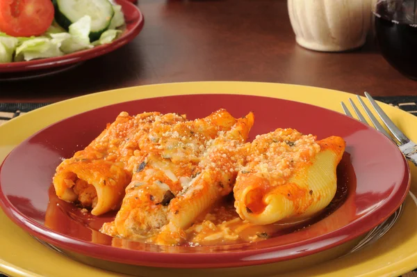 Coquilles de pâtes farcies avec salade — Photo