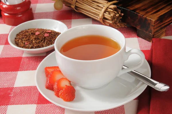 Chá de rooibos com infusão de morango — Fotografia de Stock