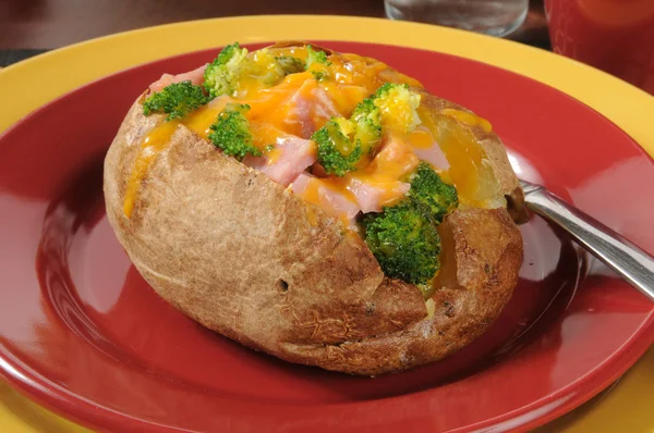 Baked potato with ham, cheese and broccoli — Stock Photo, Image
