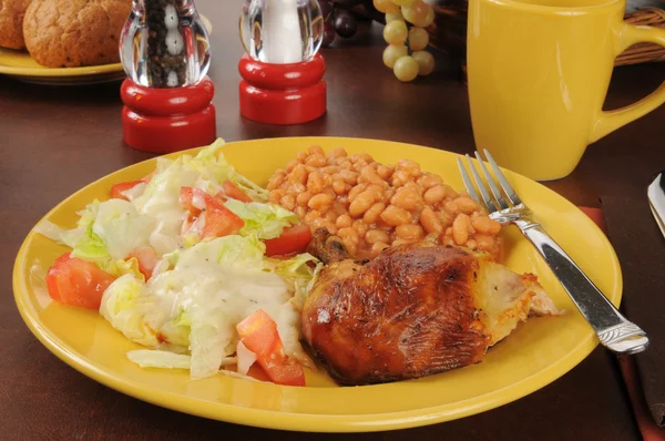 Pollo a la parrilla y frijoles horneados —  Fotos de Stock