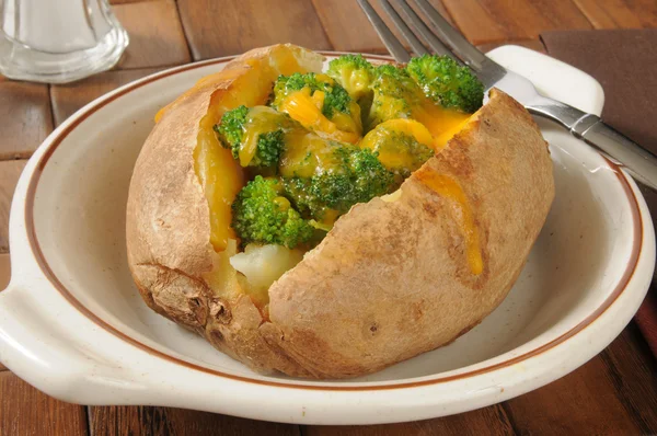 Bakad potatis med broccoli och ost — Stockfoto