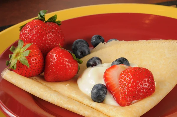 Crepes with fresh berries — Stock Photo, Image
