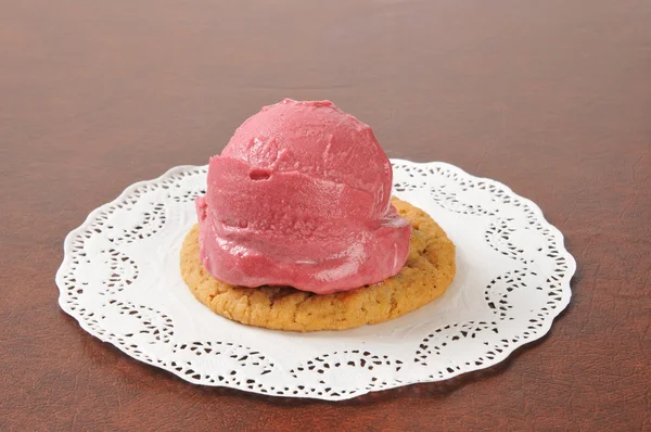 Raspberry sorbet on a cookie — Stock Photo, Image