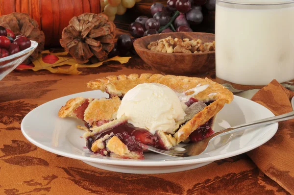 Cherry pie ala mode — Stock Photo, Image