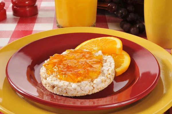 Апельсиновый мармелад на рисовых пирогах — стоковое фото