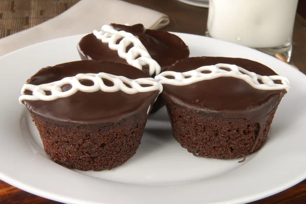 Шоколадные кексы со сливками и молоко — стоковое фото