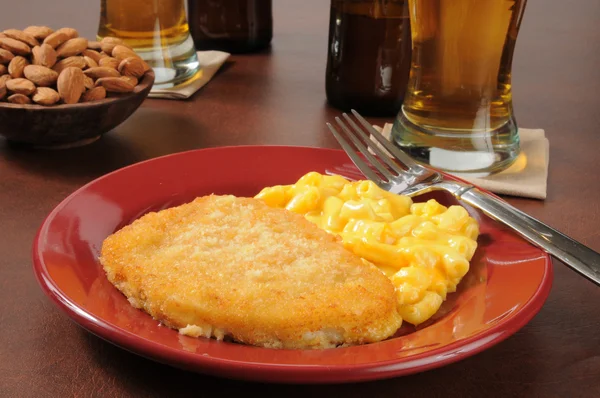 Fish with macaroni and cheese with beer — Stock Photo, Image