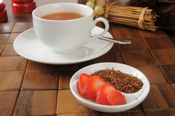 Rooibos-Tee mit Erdbeergeschmack — Stockfoto