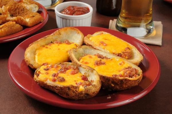 Pieles de patata con tocino y queso —  Fotos de Stock