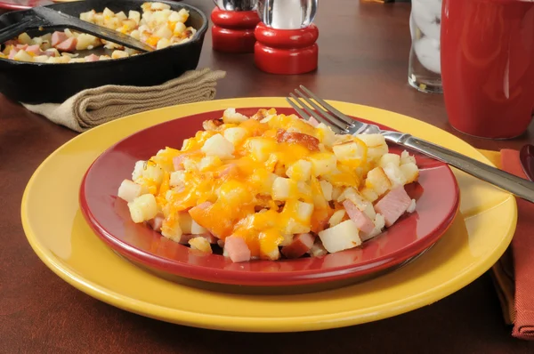 Southern style hash browns with ham and cheese — Stock Photo, Image