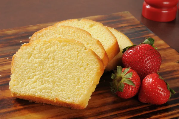 Pound cake and strawberries — Stock Photo, Image