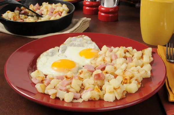 Jambonlu yumurta ve kızarmış patates — Stok fotoğraf