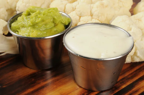 Ranch-Dip, Guacamole und Blumenkohl — Stockfoto