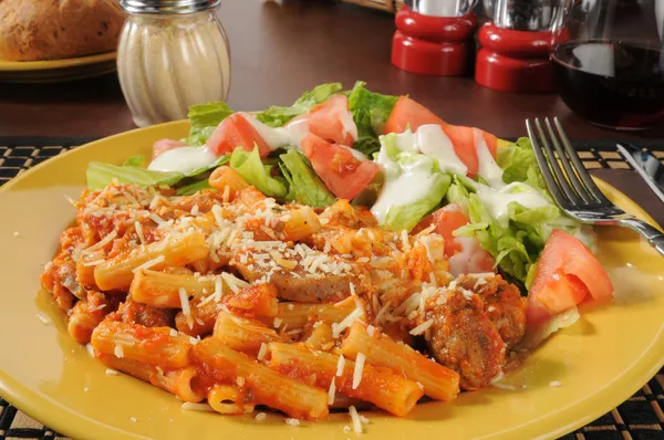 Rigatoni con salsiccia italiana e salsa marinra — Foto Stock