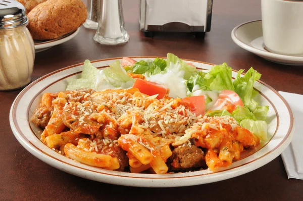 Rigatoni aux saucisses et boulettes de viande italiennes — Photo