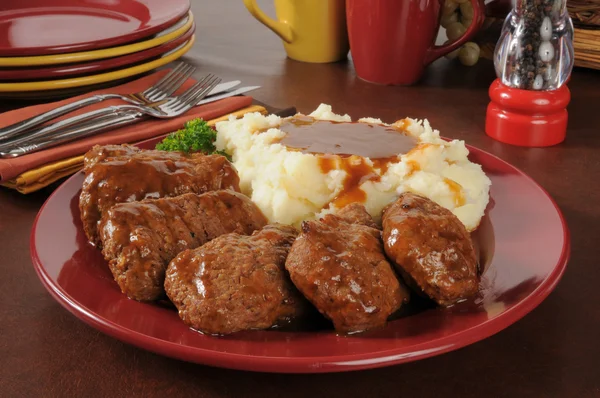 Rolo de carne com purê de batatas e molho — Fotografia de Stock