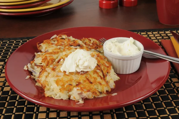 Latkes e creme azedo — Fotografia de Stock