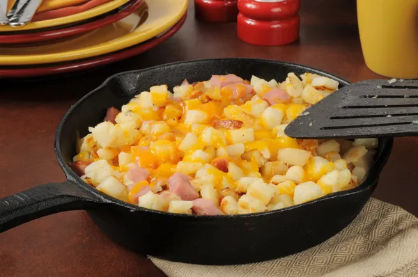 Presunto em cubos e batatas com queijo cheddar — Fotografia de Stock