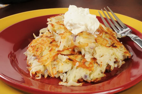 Potatis latkes toppad med gräddfil — Stockfoto