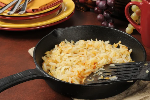 Hash-brownsin en gjutjärn stekpanna — Stockfoto