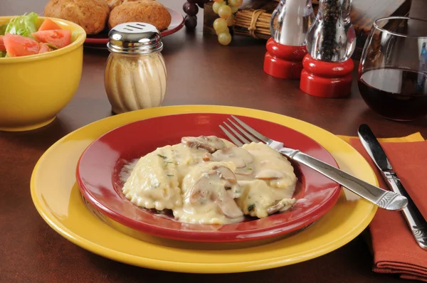 Raviolis portabella au poulet avec salade — Photo