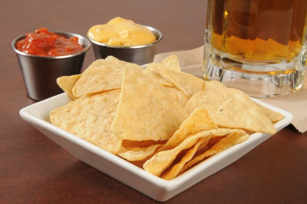 Nachos en bier — Stockfoto