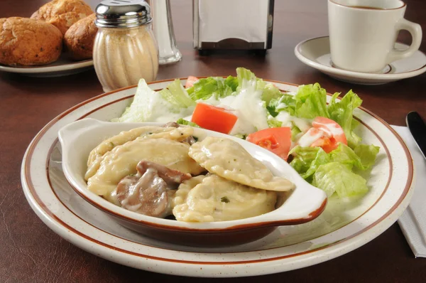 Kip portabella ravioli en salade — Stockfoto