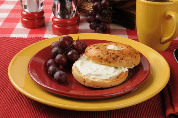 Bagel with cream cheese and grapes — Stock Photo, Image