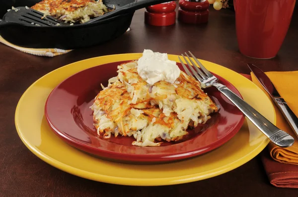 Latkes toppad med gräddfil — Stockfoto