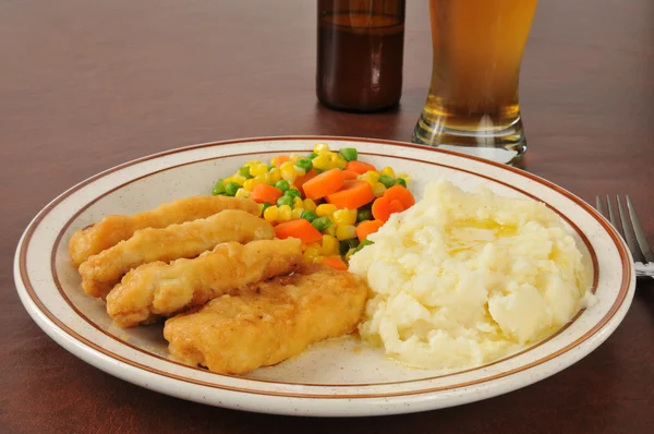 Cerveza tiras de pollo maltratadas — Foto de Stock