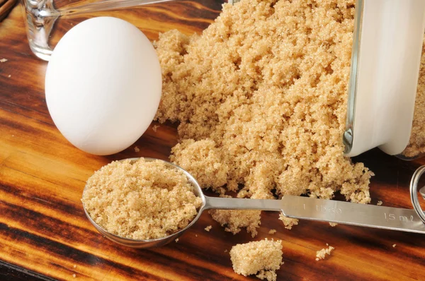 Μαγείρεμα συστατικά, μαύρη ζάχαρη και αυγά — Φωτογραφία Αρχείου