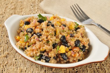sağlıklı siyah fasulye ve quinoa salata