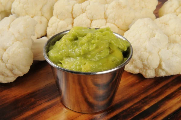 Blumenkohl und Guacamole — Stockfoto