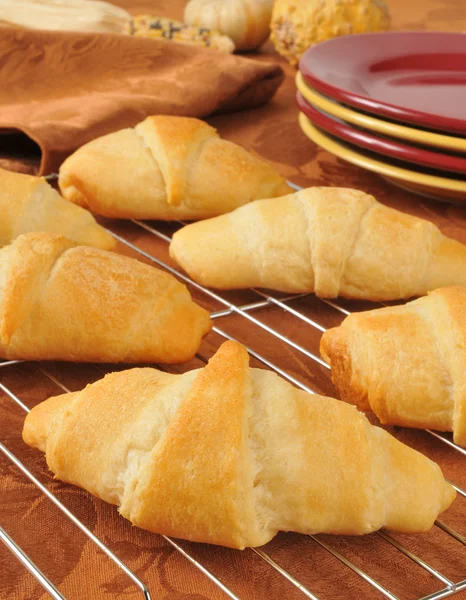 Croissants cozidos no forno frescos em uma mesa de férias — Fotografia de Stock