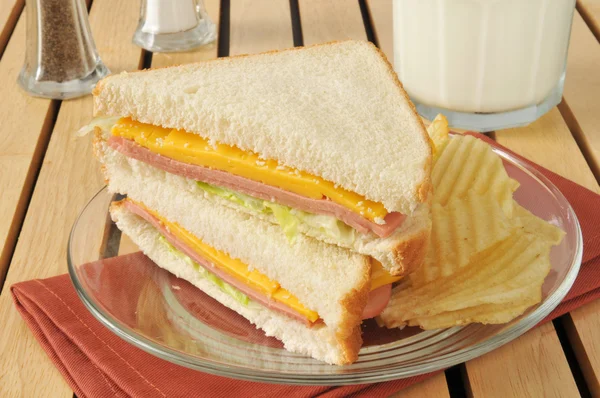 Bologna en kaas sandwich met melk — Stockfoto