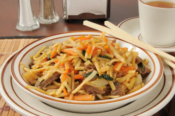 Beef lo mein and tea — Stock Photo, Image