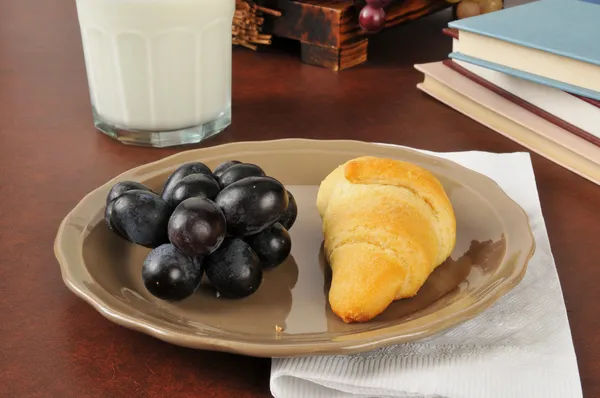 Croissant, Trauben und Milch — Stockfoto