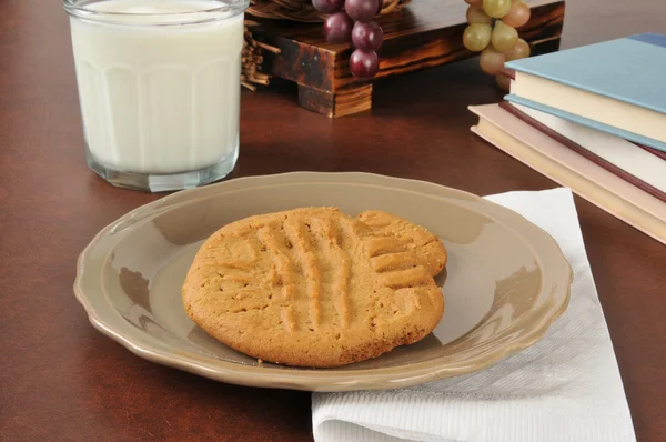 Masło orzechowe ciasteczka i mleko po szkole — Zdjęcie stockowe