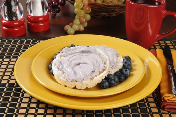 大米蛋糕上的蓝莓奶油芝士 — 图库照片