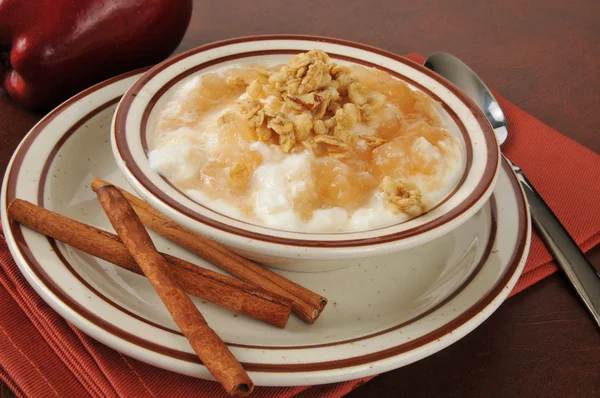 Cinnamon apple yogurt parfait — Stock Photo, Image